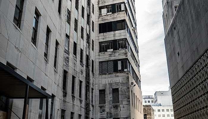 Bệnh viện từ thiện của thành phố cũng đã trở nên hoang tàn