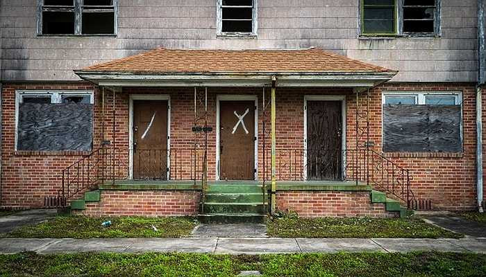 Một ngôi nhà khác cũng đã bị bỏ hoang sau thảm họa với dấu hiệu chữ X trước cửa