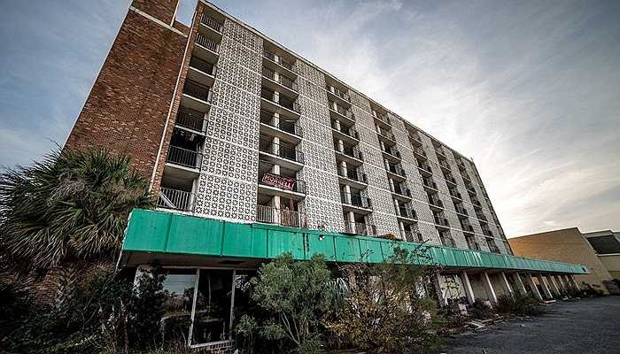 Cả một dãy nhà đã không còn được sử dụng