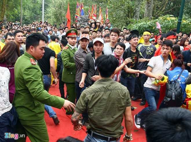 Hỗn chiến kinh hoàng ở lễ hội đền Gióng