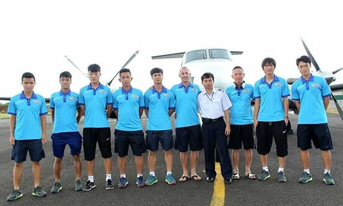 Các thành viên của lứa U19 HAGL năm ngoái chụp hình kỷ niệm bên chiếc Beechcraft King Air 350