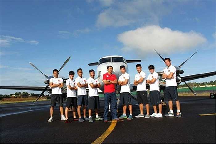 Do sức chứa có hạn nên chiếc Beechcraft King Air 350 đã phải mất tới 2 lần mới có thể chuyên chở hết các thành viên HAGL xuống Cần Thơ