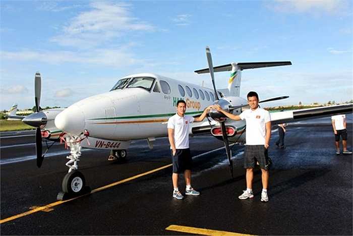 Tốc độ tối đa của chiếc King Air 350 là khoảng 417km/h, tầm bay tối đa 2.500km, nhỏ hơn khá nhiều so với chiếc Legacy 600 mà bầu Đức mới tậu