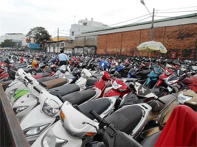 Bãi xe chật kín do người dân đi xe máy đến bến xe đón xe đò về quê ăn Tết chưa trở lên TP. Ảnh: Phan Cường