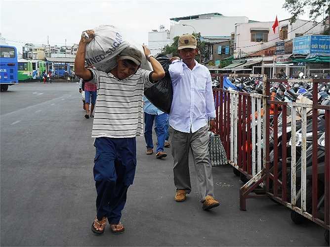 Vác đồ đạc trở lại thành phố sau kỳ nghỉ Tết. Ảnh: Phan Cường