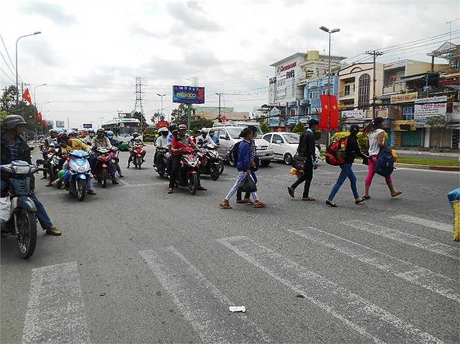 Công nhân KCN Tân Tạo, PounYuen (Q.Bình Tân) ba lô túi xách trở lại TP chuẩn bị việc làm trong năm mới. Ảnh: Phan Cường
