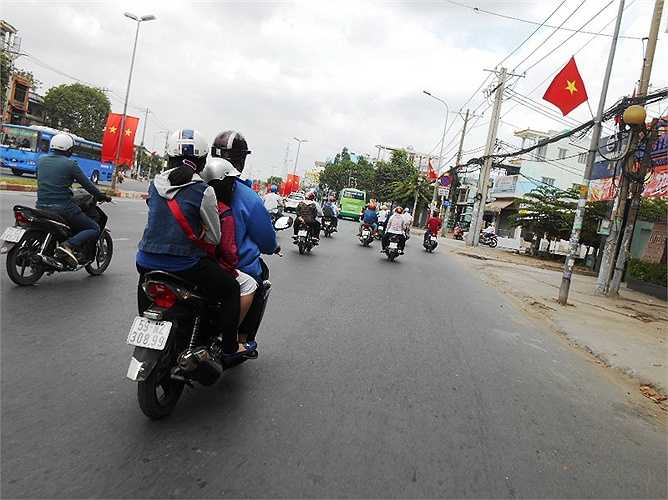 Dự kiến tối nay và ngày mai 23/2 (mùng 5 Tết), lượng người bắt đầu đổ về TP đông hơn.