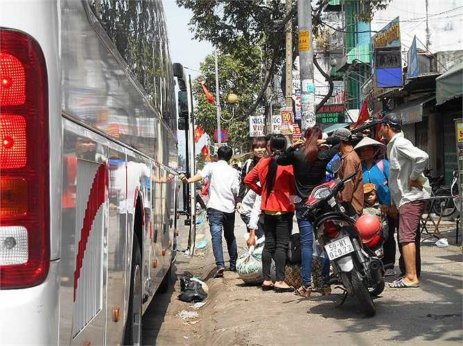 Xe đò bỏ khách dọc đường. Ảnh: Phan Cường