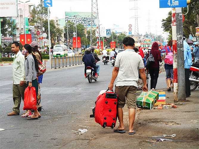 Mang chút quà quê lên thành phố. Ảnh: Phan Cường