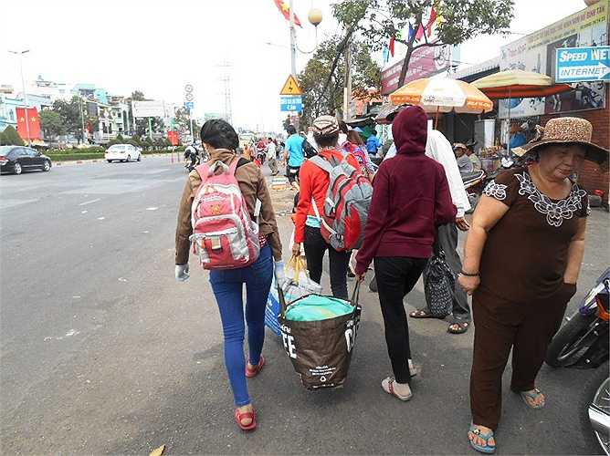 Các bạn sinh viên trở lại TP lo việc đèn sách.