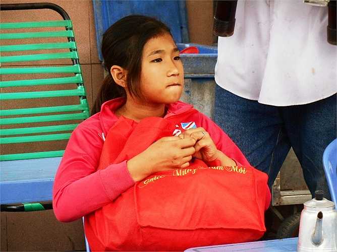 Mong ngóng người thân đến đón. Ảnh: Phan Cường