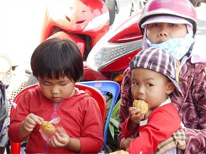 Tranh thủ cho con ăn lót dạ chờ người thân đến đón.