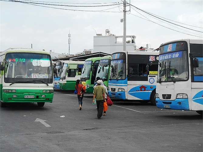 Ngày mùng 4 Tết, tại bến xe miền Tây ước tính lượng người vào bến khoảng 28.000 lượt khách/ngày. Ảnh: Phan Cường