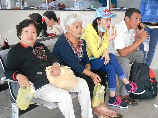 Đợi người nhà đến đón về.