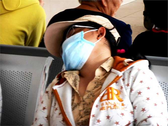 Ngủ gật vì quá mệt mỏi sau chuyến hành trình dài. Ảnh: Phan Cường