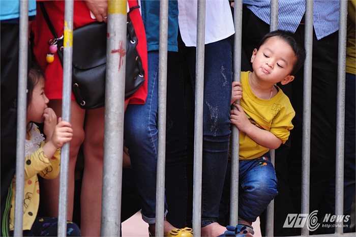 Đến xem lễ chém có đông đảo bà con trong làng và du khách thập phương