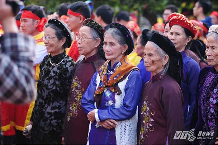 Các cụ cao niên tham gia đoàn rước