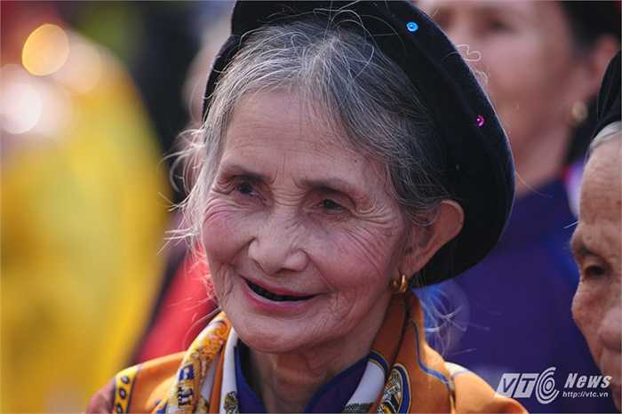 Một cụ bà trong đoàn rước 'Ông Ỉn' đi quanh làng (Tùng Đinh/Thực hiện)