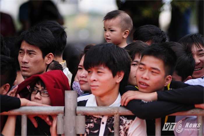 Trong số đó có rất nhiều em nhỏ theo phụ huynh đến dự hội