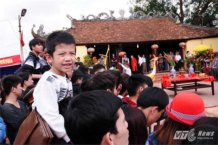 Vì số người xem rất đông nên đa số các em được cho ngồi lên vai người lớn