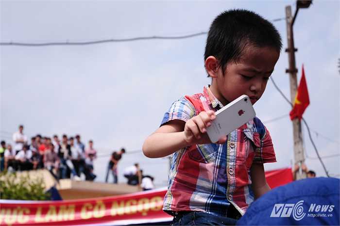 Các em cũng dùng điện thoại để quay video, chụp ảnh chém lợn