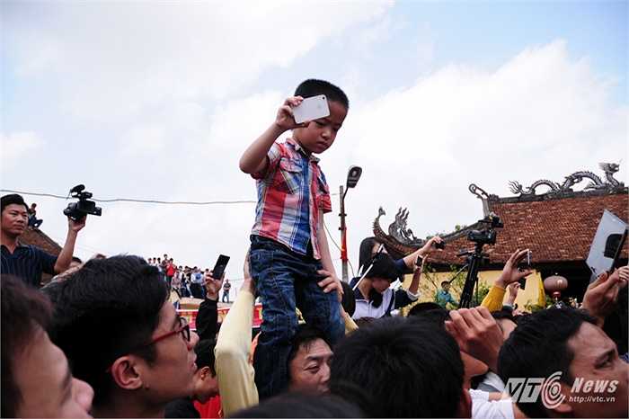 Công kênh trên vai người lớn