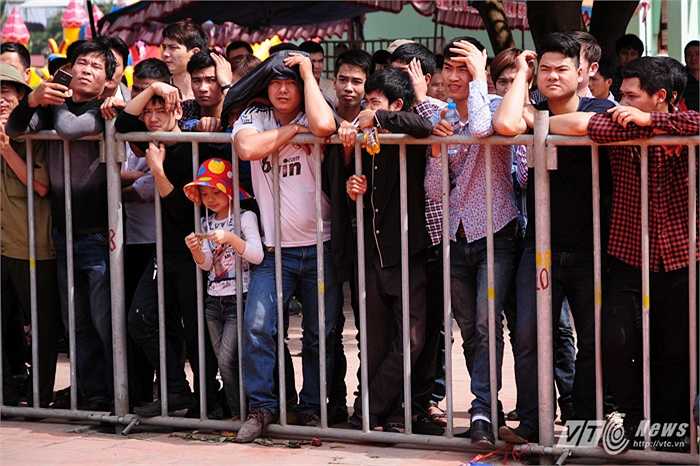 Trẻ em chen vào các song sắt để xem lễ chém cận cảnh nhất