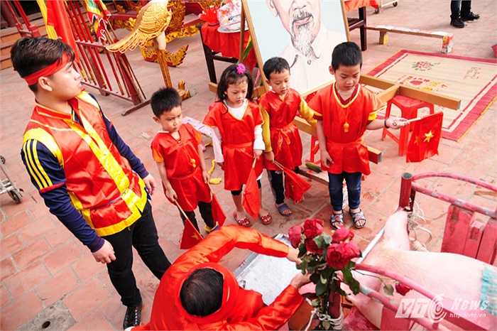 Rất nhiều em nhỏ được lựa chọn tham gia đoàn rước 'Ông Ỉn' đi khắp làng trước khi chém