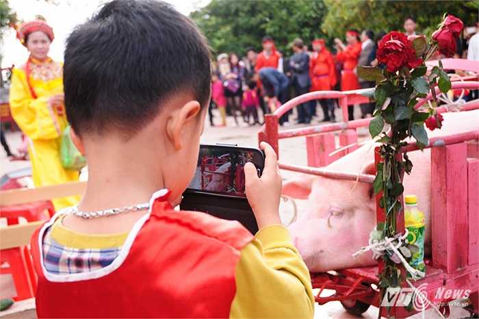 Trẻ em chụp ảnh 'Ông Ỉn' nằm ở sân đình