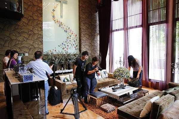 Căn nhà cũng là nơi anh thể hiện sự xa hoa, giàu có của mình. Đàm Vĩnh Hưng sở hữu căn biệt thự xa hoa nằm trên đường Thất Sơn, thuộc khu cư xá Bắc Hải, Quận 10, TP.HCM. 