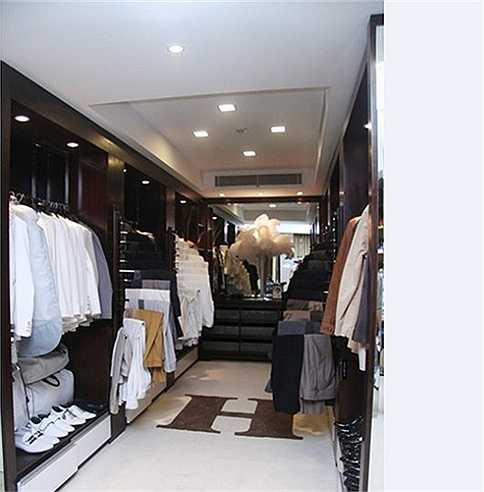 Nội thất trong căn nhà toàn bộ do chính tay Mr.Đàm tự lựa chọn và sắp xếp. Anh từng có phát ngôn gây sốc rằng: 'Nhà tôi ai chê ở đâu, tôi đập chỗ đó'. 