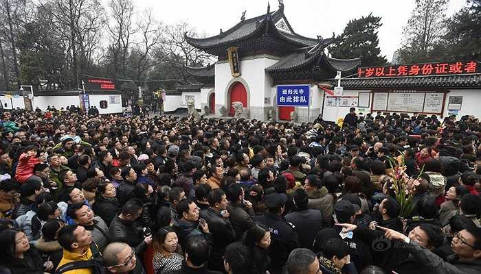 Theo tập tục của người Trung Quốc, mùng 5 Tết là ngày đi cầu tài, cầu lộc. Vì thế đã có hàng trăm ngàn người đổ tới chùa Nguyên Sơn, Vũ Hán, Hồ Bắc để cầu mong được sung túc trong năm mới.