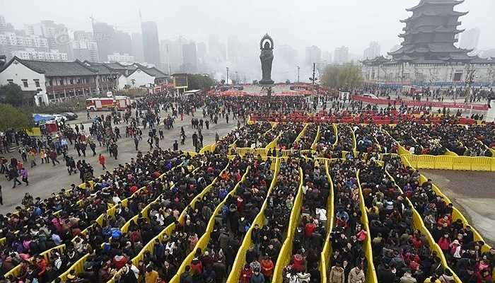 Người người xếp hàng chờ mong được tới thắp hương khấn bái Thần Tài. Cảnh tượng đông đúc còn đáng sợ hơn khung cảnh bến xe, ga tàu những ngày giáp Tết.