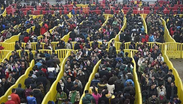 Để bảo đảm an ninh trật tự, người dân phải xếp hàng theo các lối đi đã được dựng sẵn. Tuy nhiên, khung cảnh đoàn người rồng rắn nối đuôi nhau vẫn khiến người ta phải ngỡ ngàng.