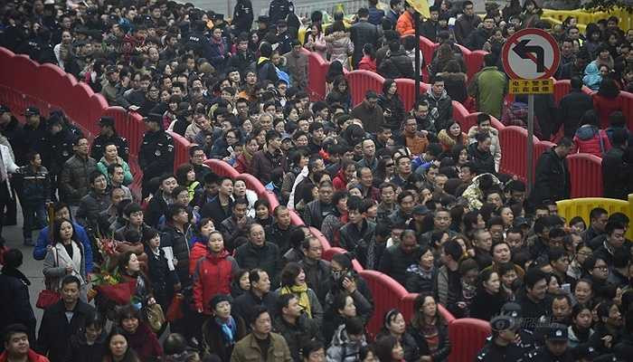 Người dân xếp hàng mong ngóng thắp một nén hương, cầu mong Thần Tài ban phước một năm sung túc giàu sang.