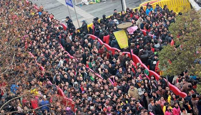 Một biển người đang chờ mong được vào bên trong khuôn viên chùa.