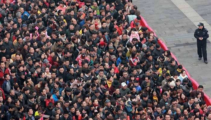 Ngay cả các cụ già, em nhỏ đều tới hành hương.