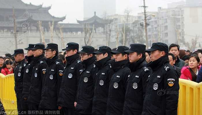 Hàng nghìn cảnh sát đã được điều động tới để bảo đảm an ninh, an toàn cho đoàn người tới dâng hương.