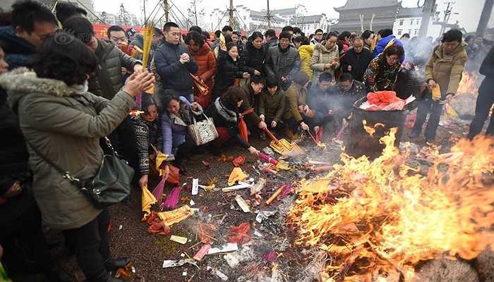 Những đám lửa do hoá vàng bốc cháy nghi ngút.