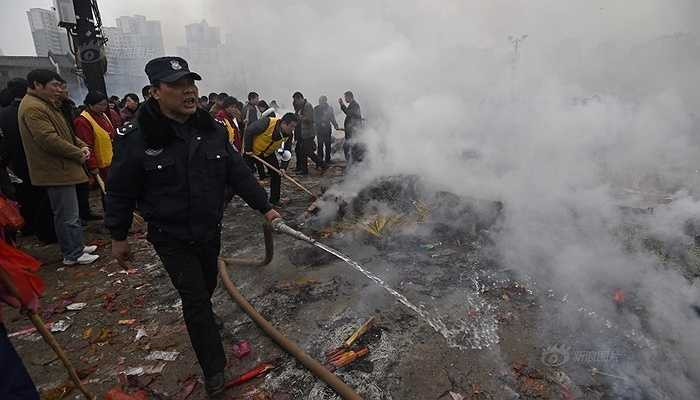 Lực lượng cảnh sát dập những đám lửa sau khi dân chúng hóa vàng