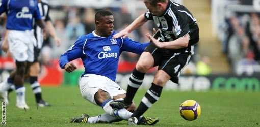 Anichebe nghỉ 11 tháng sau pha bóng này