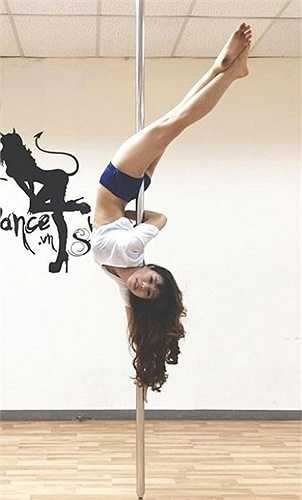  Múa cột là một trong những bộ môn mới đang được yêu thích nhất tại Việt Nam hiện nay, rất nhiều bạn trẻ bị mê hoặc, đó là lời khẳng định của Ngọc.