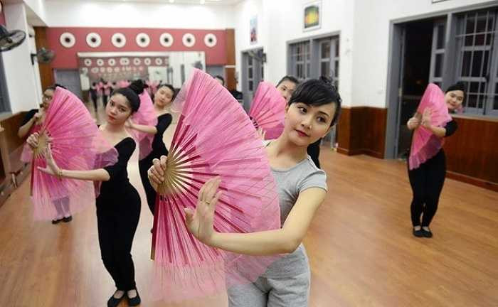 Sau giờ lên lớp dạy lý thuyết cho sinh viên, sàn tập múa của trường là giảng đường thứ hai của cô. Cô gái xứ Nghệ tốt nghiệp loại giỏi trường cao đẳng Múa Việt Nam khoá 2002-2006. 