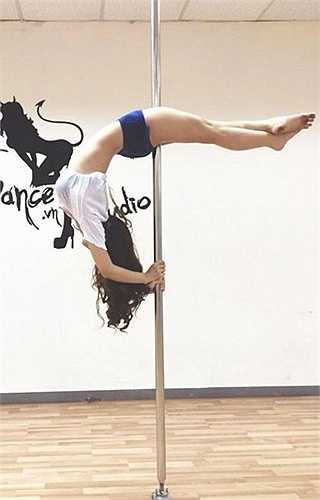 Bên cạnh môn nghệ thuật mình yêu thích là ba lê, Ngọc thử sức mình với múa cột.