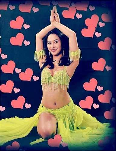 Nguyễn Dư Ngân là một trong những diễn viên, giáo viên, biên đạo múa được nhiều người biết đến bởi thân hình nóng bỏng, gợi cảm thu hút ánh nhìn.