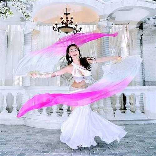 Dư Ngân chia sẻ: 'Với tư cách là trưởng nhóm múa, Ngân luôn không ngừng trau dồi kỹ năng của bản thân, biên đạo, giảng dạy và dìu dắt các bạn trong nhóm'. 