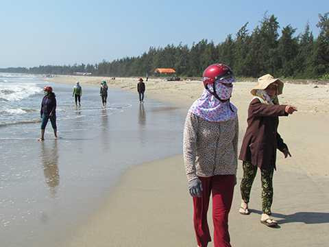 Quảng Ngãi, học sinh, đuối nước, sóng biển cuốn trôi, mất tích, tắm biển, thương tâm