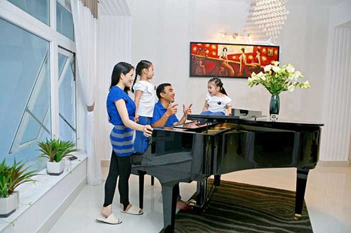 Quyền Linh cùng vợ và 2 con đang sống trong một ngôi biệt thự trị giá 21 tỷ tại quận 7, TP.HCM