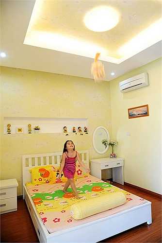 Trong khi đó, cô con gái út của Quyền Linh - bé Hạt Dẻ - lại thích trang trí phòng bằng mầu vàng.