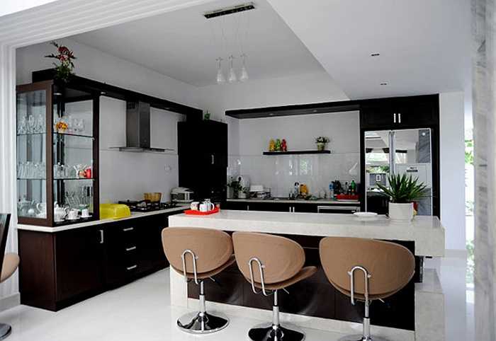 Phòng bếp với hai màu chủ đạo là trắng đen.